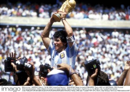 MARADONA Diego Armando FINALSPIEL Team_ARG mit WELTPOKAL FIFA Fussball Weltmeisterschaften 1986 in Mexiko Finalspiel im Azteka Stadion FINALE Deutschland_Argentinien 2_3 in Mexiko_City Fussball Weltmeister Jubel