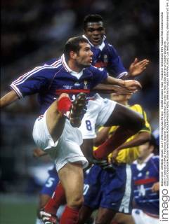 ZIDANE Zinedine Team_Frankreich Weltmeister FIFA Fussball Weltmeisterschaften 1998 in Frankreich FINALE Frankreich_Brasilien Finalspiel Frankreich_Brasilien in Paris Stade de France Fussball Spielszene