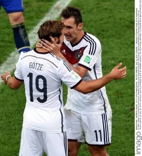RIO DE JANEIRO, July 13, 2014 (Xinhua) -- Germany s Miroslav Klose (R) is substituted by Mario Götze (L) during the final match between Germany and Argentina of 2014 FIFA World Cup at the Estadio do Maracana Stadium in Rio de Janeiro, Brazil, on July 13, 2014. (Xinhua Li Ga)(rh) (SP)BRAZIL-RIO DE JANEIRO-WORLD CUP 2014-FINAL-GERMANY VS ARGENTINA