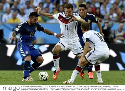 RIO DE JANEIRO, July 13, 2014 (Xinhua) -- Germany s Miroslav Klose (2nd L) vies with Argentina s Ezequiel Lavezzi (1st L) during the final match between Germany and Argentina of 2014 FIFA World Cup at the Estadio do Maracana Stadium in Rio de Janeiro, Brazil, on July 13, 2014. (Xinhua Qi Heng)(pcy) (SP)BRAZIL-RIO DE JANEIRO-WORLD CUP 2014-FINAL-GERMANY VS ARGENTINA