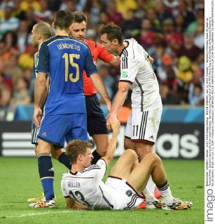RIO DE JANEIRO, July 13, 2014 (Xinhua) -- Germany s Miroslav Klose (R) pulls up Thomas Muller (bottom) during the final match between Germany and Argentina of 2014 FIFA World Cup at the Estadio do Maracana Stadium in Rio de Janeiro, Brazil, on July 13, 2014. (Xinhua Liu Dawei)(pcy) (SP)BRAZIL-RIO DE JANEIRO-WORLD CUP 2014-FINAL-GERMANY VS ARGENTINA