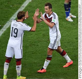 RIO DE JANEIRO, July 13, 2014 (Xinhua) -- Germany s Miroslav Klose (R) is substituted by Mario Götze (L) during the final match between Germany and Argentina of 2014 FIFA World Cup at the Estadio do Maracana Stadium in Rio de Janeiro, Brazil, on July 13, 2014. (Xinhua Li Ga)(rh) (SP)BRAZIL-RIO DE JANEIRO-WORLD CUP 2014-FINAL-GERMANY VS ARGENTINA