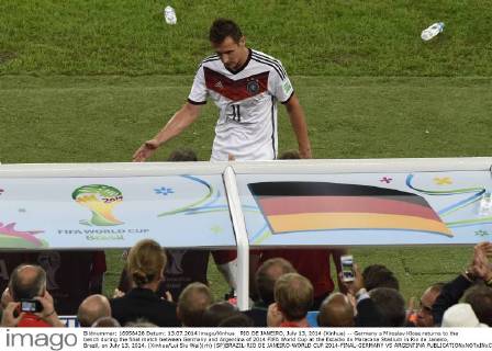 RIO DE JANEIRO, July 13, 2014 (Xinhua) -- Germany s Miroslav Klose returns to the bench during the final match between Germany and Argentina of 2014 FIFA World Cup at the Estadio do Maracana Stadium in Rio de Janeiro, Brazil, on July 13, 2014. (Xinhua Lui Siu Wai)(rh) (SP)BRAZIL-RIO DE JANEIRO-WORLD CUP 2014-FINAL-GERMANY VS ARGENTINA