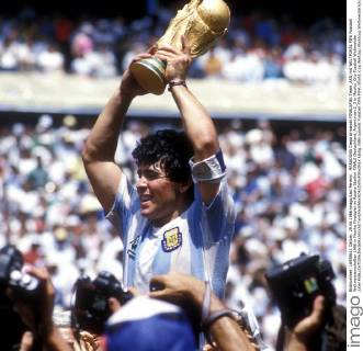 MARADONA Diego Armando FINALSPIEL Team_ARG mit WELTPOKAL FIFA Fussball Weltmeisterschaften 1986 in Mexiko Finalspiel im Azteka Stadion FINALE Deutschland_Argentinien 2_3 in Mexiko_City Fussball Weltmeister Jubel