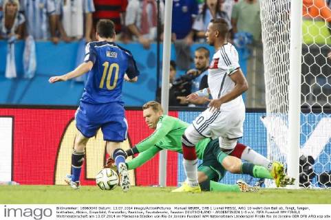 Manuel NEUER, DFB 1 Lionel MESSI, ARG 10 wehrt den Ball ab, fängt, fangen, festhalten, Aktion, Einzelbild, Freisteller, Reaktion, Faustabwehr, Fausten DEUTSCHLAND - ARGENTINIEN 1-0 n.V. FIFA Fussball WM FINALE Weltmeisterschaft am 13.07.2014 im Maracana Stadion von Rio de Janeiro