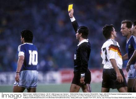 MARADONA Diego Armando FINALSPIEL Team_ARG FIFA Fussball Weltmeisterschaften 1990 in Italien Finalspiel Stadio Olimpico FINALE Deutschland_Argentinien 1_0 in Rom Fussball Verwarnung Gelbe Karte