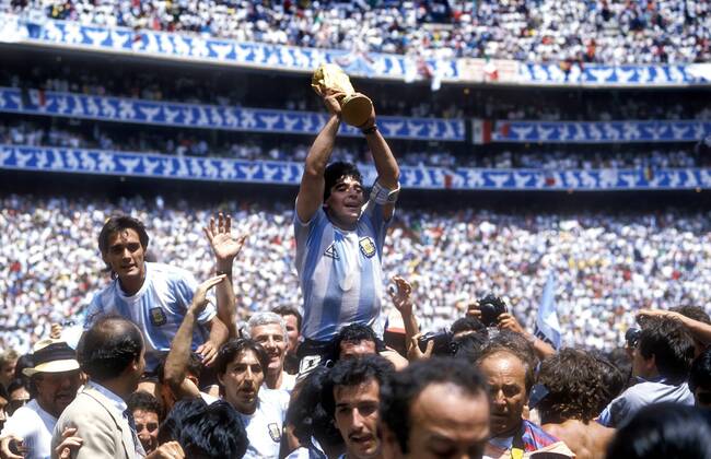MARADONA Diego Armando FINALSPIEL Team_ARG mit WELTPOKAL FIFA Fussball Weltmeisterschaften 1986 in Mexiko Finalspiel im Azteka Stadion FINALE Deutschland_Argentinien 2_3 in Mexiko_City Fussball Weltmeister Jubel