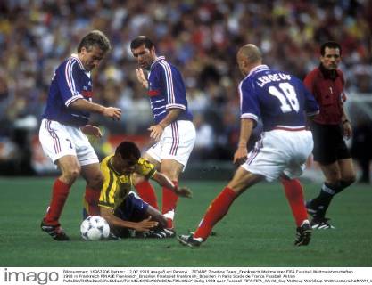 ZIDANE Zinedine Team_Frankreich Weltmeister FIFA Fussball Weltmeisterschaften 1998 in Frankreich FINALE Frankreich_Brasilien Finalspiel Frankreich_Brasilien in Paris Stade de France Fussball Aktion