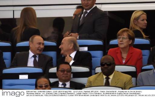 13.07.2014, Fussball WM 2014 - Finale: Deutschland - Argentinien in Rio de Janeiro, Maracana Stadion. v.li: Wladimir Putin (Präsident Russland), Joseph Blatter (FIFA-Präsident), Bundeskanzlerin Angela Merkel (Deutschland) auf der Ehrentribüne.
