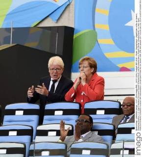 13.07.2014, Fussball WM 2014 - Finale: Deutschland - Argentinien in Rio de Janeiro, Maracana Stadion. v.li: Liga-Präsident Reinhard Rauball (Deutschland) und Bundeskanzlerin Angela Merkel (Deutschland) vor dem Spiel.