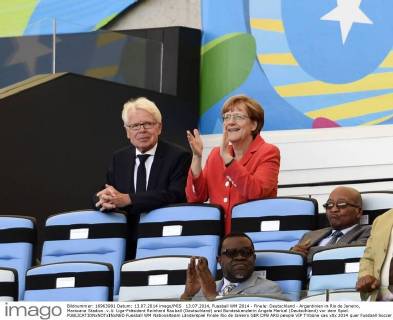 13.07.2014, Fussball WM 2014 - Finale: Deutschland - Argentinien in Rio de Janeiro, Maracana Stadion. v.li: Liga-Präsident Reinhard Rauball (Deutschland) und Bundeskanzlerin Angela Merkel (Deutschland) vor dem Spiel.