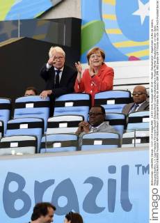 13.07.2014, Fussball WM 2014 - Finale: Deutschland - Argentinien in Rio de Janeiro, Maracana Stadion. v.li: Liga-Präsident Reinhard Rauball (Deutschland) und Bundeskanzlerin Angela Merkel (Deutschland) vor dem Spiel.