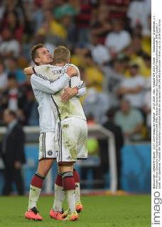 13.07.2014, xbtx, Fussball WM 2014, Finale - Deutschland - Argentinien, v.l. Miroslav Klose (Deutsche Fussball Nationalmannschaft DFB), Bastian Schweinsteiger (Deutsche Fussball Nationalmannschaft DFB) jubeln jubelt nach Spielende.