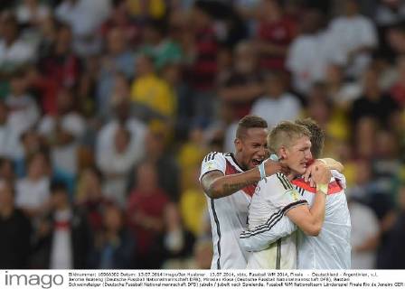 13.07.2014, xbtx, Fussball WM 2014, Finale - Deutschland - Argentinien, v.l. Jerome Boateng (Deutsche Fussball Nationalmannschaft DFB), Miroslav Klose (Deutsche Fussball Nationalmannschaft DFB), Bastian Schweinsteiger (Deutsche Fussball Nationalmannschaft DFB) jubeln jubelt nach Spielende.