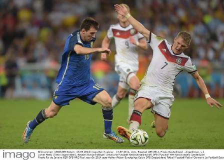 13.07.2014, xbtx, Fussball WM 2014, Finale Deutschland - Argentinien, v.l. Lionel Messi (Team Argentinien), Bastian Schweinsteiger (Deutsche Fussball Nationalmannschaft DFB)