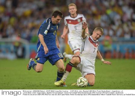 13.07.2014, xbtx, Fussball WM 2014, Finale Deutschland - Argentinien, v.l. Lionel Messi (Team Argentinien), Bastian Schweinsteiger (Deutsche Fussball Nationalmannschaft DFB)