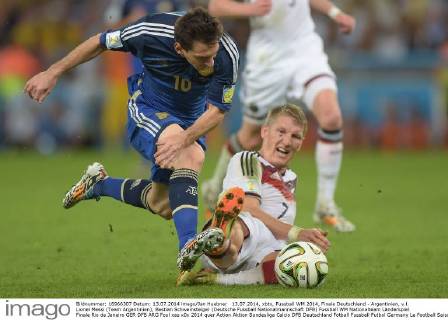 13.07.2014, xbtx, Fussball WM 2014, Finale Deutschland - Argentinien, v.l. Lionel Messi (Team Argentinien), Bastian Schweinsteiger (Deutsche Fussball Nationalmannschaft DFB)