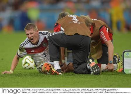 13.07.2014, xbtx, Fussball WM 2014, Finale Deutschland - Argentinien, v.l. Bastian Schweinsteiger (Deutsche Fussball Nationalmannschaft DFB) wird behandelt.