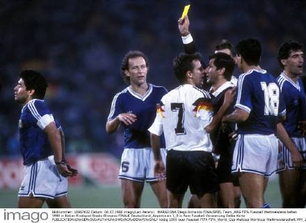MARADONA Diego Armando FINALSPIEL Team_ARG FIFA Fussball Weltmeisterschaften 1990 in Italien Finalspiel Stadio Olimpico FINALE Deutschland_Argentinien 1_0 in Rom Fussball Verwarnung Gelbe Karte