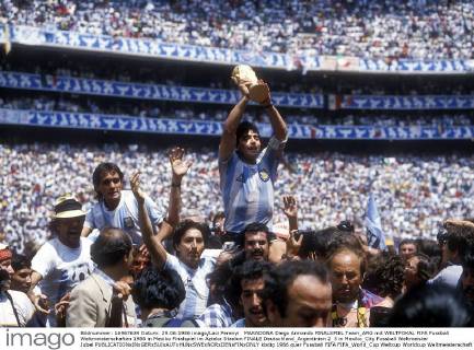 MARADONA Diego Armando FINALSPIEL Team_ARG mit WELTPOKAL FIFA Fussball Weltmeisterschaften 1986 in Mexiko Finalspiel im Azteka Stadion FINALE Deutschland_Argentinien 2_3 in Mexiko_City Fussball Weltmeister Jubel