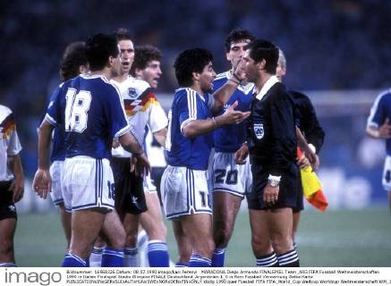 MARADONA Diego Armando FINALSPIEL Team_ARG FIFA Fussball Weltmeisterschaften 1990 in Italien Finalspiel Stadio Olimpico FINALE Deutschland_Argentinien 1_0 in Rom Fussball Verwarnung Gelbe Karte