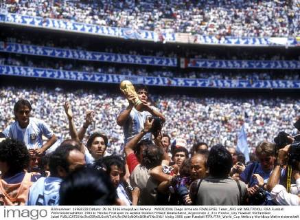 MARADONA Diego Armando FINALSPIEL Team_ARG mit WELTPOKAL FIFA Fussball Weltmeisterschaften 1986 in Mexiko Finalspiel im Azteka Stadion FINALE Deutschland_Argentinien 2_3 in Mexiko_City Fussball Weltmeister Jubel