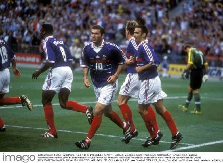 ZIDANE Zinedine Team_Frankreich Weltmeister Torjubel FIFA Fussball Weltmeisterschaften 1998 in Frankreich FINALE Frankreich_Brasilien Finalspiel Frankreich_Brasilien in Paris Stade de France Fussball Jubel