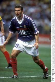 ZIDANE Zinedine Team_Frankreich Weltmeister FIFA Fussball Weltmeisterschaften 1998 in Frankreich FINALE Frankreich_Brasilien Finalspiel Frankreich_Brasilien in Paris Stade de France Fussball Aktion