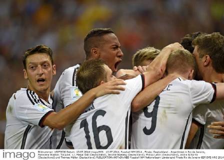13.07.2014, Fussball WM 2014 - Finale: Deutschland - Argentinien in Rio de Janeiro, Maracana Stadion. Torjubel. v.l. Mesut Özil (Deutschland), Jerome Boateng (Deutschland), Philipp Lahm (Deutschland), Andre Schürrle (Deutschland) und Thomas Müller (Deutschland) 