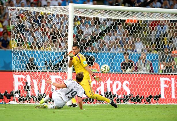 Mario Gotze (GER), JULY 13, 2014 - Football Soccer : Mario Gotze of Germany scores the winning goal past Sergio Romero of Argentina in extra time during the FIFA World Cup Brazil 2014 Final match between Germany 1-0 Argentina at Estadio do Maracana in Rio De Janeiro, Brazil. Noxthirdxpartyxsales  (lwla001012)