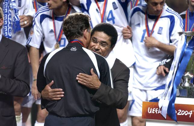 Fußball, EM Finale 2004 in Lissabon, Portugal - Griechenland 0:1 REHHAGEL Otto Trainer Team Griechenland Europameister 2004 Siegeehrung mit EUSEBIO UEFA Fussball Europameisterschaften 2004 in Portugal Finale Griechenland - Portugal 1 : 0 in Lissabon am 04. Juli 2004
