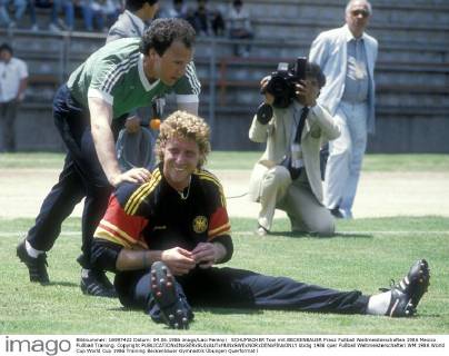 SCHUMACHER Toni mit BECKENBAUER Franz Fußball Weltmeisterschaften 1986 Mexico Fußball Training. Copyright