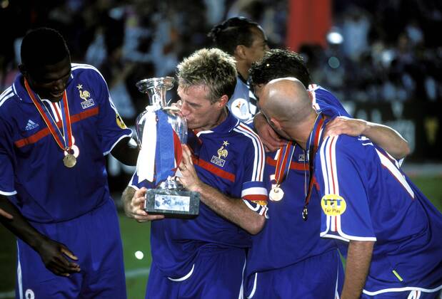 Fußball, EM Finale 2000 in Rotterdam, Frankreich - Italien 2-1 n.V. DESCHAMPS Didier Kapitaen Team Frankreich Europameister Team Frankreich im Finale EM 2000 bei der Siegeehrung UEFA Fussball Europameisterschaften in Holland und Belgien FINALE Frankreich - Italien in Rotterdam 2 : 1 nach Verlaengerung am 02. Juli 2000 in Rotterdam