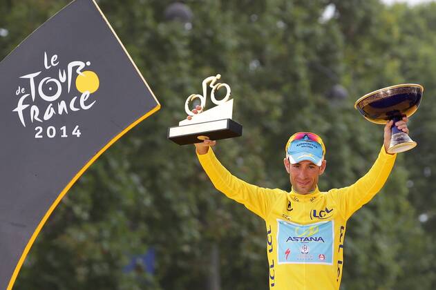 Tour de France 2014 27.07.2014, Radsport Tour de France, Frankreich, Etappe 21 Evry - Paris, Champs-Elysees v.l. Sieger der Tour de France 2014, Maillot Jaune Vincenzo Nibali (Astana Pro Team - 41) mit Trophäe auf dem Podium