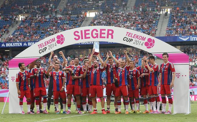 Telekom Cup Sieger Franck Ribery (Bayern München) mit dem Pokal und seinem Team. FC Bayern München vs. VfL Wolfsburg
