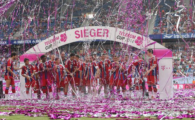 Telekom Cup Sieger FC Bayern München mit Sektdusche. FC Bayern München vs. VfL Wolfsburg