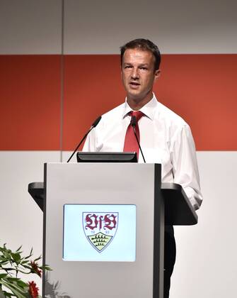 sichtlich geknickter Sportdirektor Vorstand Sportlicher Leiter Fredi Bobic VfB Stuttgart in der Kritik VfB Mitgliederversammlung 2014 Fußball Bundesliga Herren GER Stuttgart Porsche-Arena 28.07.2014 VfB Mitgliederversammlung