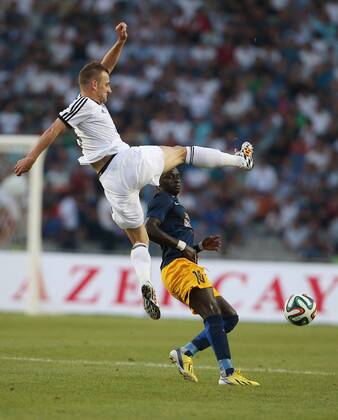 SOCCER - CL, Karabag vs RBS BAKU,AZERBAIJAN,30.JUL.14 - SOCCER - UEFA Champions League, qualifying, Karabag Agdam FK vs Red Bull Salzburg. Image shows Maksim Medvedev (Karabag) and Sadio Mane (RBS).