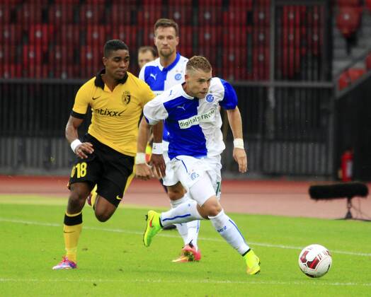 30.07.2014 Zuerich Fussball Herren Champions League-Qualifikation Saison 2014 2015 Stadion Letzigrund Grasshopper Club Zuerich - OSC Lille Bild zeigt Yoric Ravet (GC) gegen Idrissa Gueye 18 Frank Beria Zweikampf Aktion Foto 