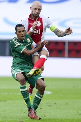 20140730 - LIEGE, BELGIUM: Panathinaikos Jose Carlos Goncalvez and Standard s Jelle Van Damme fight for the ball during a soccer game between Belgian first division team Standard de Liege and Greek Panathinaikos F.C., Wednesday 30 July 2014, in Liege, the first leg of the third qualifying round for the UEFA Champions League tournament. LAURIExDIEFFEMBACQ  kurios Aufmacher premiumd 97431053