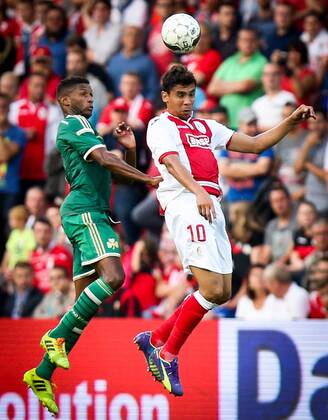20140730 - LIEGE, BELGIUM: Panathinaikos David Mendes da Silva and Standard s Igor de Camargo fight for the ball during a soccer game between Belgian first division team Standard de Liege and Greek Panathinaikos F.C., Wednesday 30 July 2014, in Liege, the first leg of the third qualifying round for the UEFA Champions League tournament. VIRGINIExLEFOUR  premiumd 97431066