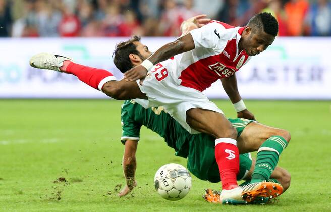 20140730 - LIEGE, BELGIUM: Panathinaikos Giorgos Koutroubis and Standard s Imoh Ezekiel fight for the ball during a soccer game between Belgian first division team Standard de Liege and Greek Panathinaikos F.C., Wednesday 30 July 2014, in Liege, the first leg of the third qualifying round for the UEFA Champions League tournament. VIRGINIExLEFOUR  premiumd 97431339