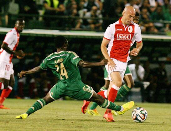 20140805 - LIEGE, BELGIUM: Standard s Laurent Ciman fightS for the ball during the return leg match between Greek soccer team Panathinaikos and Belgian first league soccer team Standard de Liege in the third qualifying round of the UEFA Champions League competition, Tuesday 05 August 2014, in Athens. The first leg match resulted in a 0-0 draw. ACTIONxIMAGE  premiumd Aufmach20211116