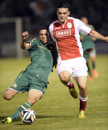 20140805 - LIEGE, BELGIUM: Panathinaikos Konstantino Triantafyllopoulos and Standard s Anthony Tony Watt fight for the ball during the return leg match between Greek soccer team Panathinaikos and Belgian first league soccer team Standard de Liege in the third qualifying round of the UEFA Champions League competition, Tuesday 05 August 2014, in Athens. The first leg match resulted in a 0-0 draw. YORICKxJANSENS  premiumd Aufmach20211122