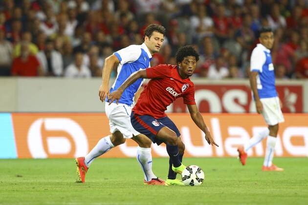 Veroljub Slatic (Grasshopper Zurich) vs Ryan Mendes (Lille) FOOTBALL : LOSC vs Grasshopper Club Zurich - 3eme tour preliminaire - Ligue des Champions - 05 08 2014 GwendolineLeGoff Panoramic 