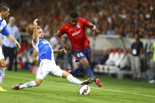 Michael Lang (Grasshopper Zurich) vs Salomon Kalou (Lille) FOOTBALL : LOSC vs Grasshopper Club Zurich - 3eme tour preliminaire - Ligue des Champions - 05 08 2014 GwendolineLeGoff Panoramic 