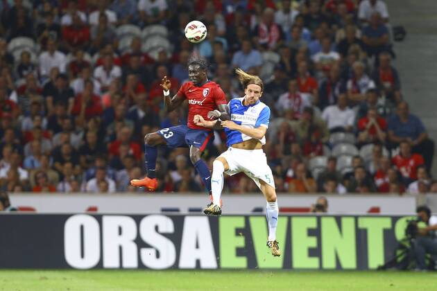 Pape Souare (Lille) vs Michael Lang (Grasshopper Zurich) FOOTBALL : LOSC vs Grasshopper Club Zurich - 3eme tour preliminaire - Ligue des Champions - 05 08 2014 GwendolineLeGoff Panoramic 