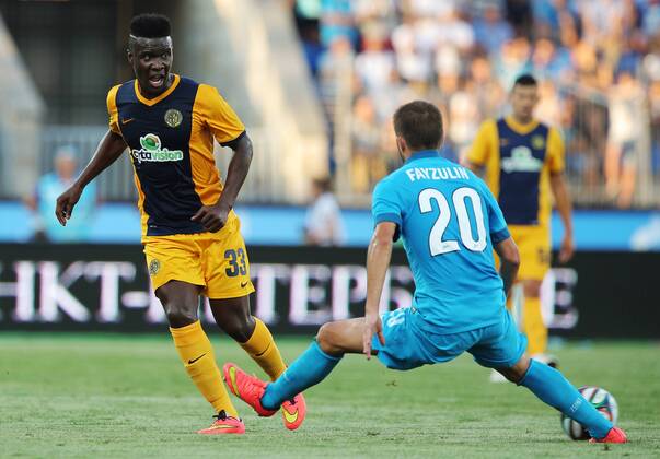 ITAR-TASS: ST. PETERSBURG, RUSSIA. AUGUST 6, 2014. AEL s Diallo Guidileye (L) and Zenit s Viktor Faizulin fight for the ball in their UEFA Champions League 3rd Qualifying Round match at the Petrovsky Stadium in St. Petersburg.  000001 premiumd 20211409