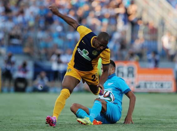ITAR-TASS: ST. PETERSBURG, RUSSIA. AUGUST 6, 2014. AEL s Carlitos (L) and Zenit s Domenico Criscito fight for the ball in their UEFA Champions League 3rd Qualifying Round match at the Petrovsky Stadium in St. Petersburg.  premiumd 20211413