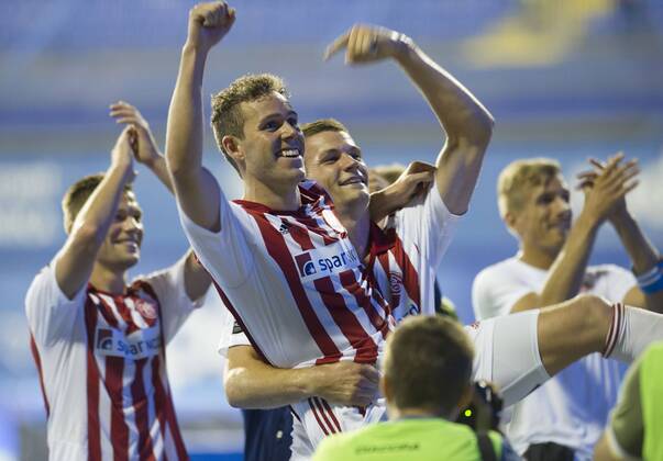 Anders Jacobsen(2nd L) of Aalborg celebrates with his teammates during UEFA Champions League 3rd Qualifying Round soccer match against Dinamo Zagreb at the Maksimir Stadium in Zagreb, Croatia, Aug. 6, 2014. Aalborg won 2-0. ) (SP)CROATIA-ZAGREB-UEFA CHAMPIONS LEAGUE QUALIFYING MATCH MisoxLisanin 